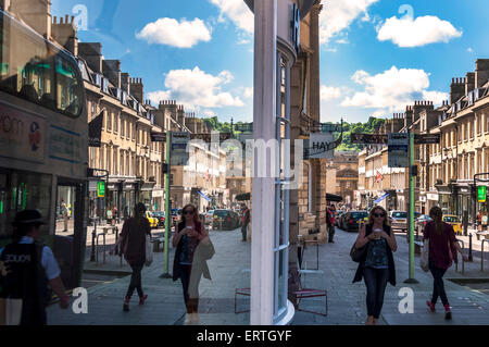 Bagno, Somerset, Regno Unito. 8 Giugno, 2015. Meteo: Riflessioni in vetrine in una calda giornata estiva nella città termale. Credito: Richard Wayman/Alamy Live News Foto Stock