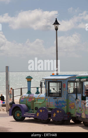 La casa di Peppa Pig world - Landtrain sul lungomare ad Alum Chine, Bournemouth in giugno Foto Stock