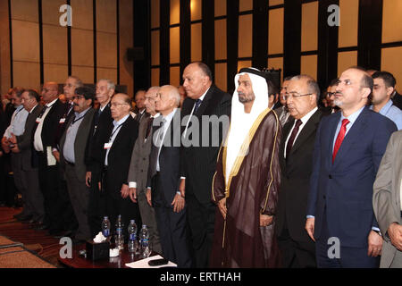 Il Cairo, Egitto. 8 Giugno, 2015. Il ministro degli Affari Esteri egiziano Sameh Shoukry (C), il Segretario Generale della Lega Araba Nabil al-Arabi e il capo del Parlamento Arabo, Ahmad al-Jarwan di osservare un minuto di silenzio per le vittime del conflitto in Siria il 8 giugno 2015 nella capitale egiziana, il Cairo durante una riunione di due giorni con opposizione siriana rappresentanti finalizzati alla formazione di una nuova coalizione come alternativa a un esiliato Western-back alliance. Alcuni 150 delegati partecipare alla riunione in un tentativo di forgiare una nuova e più ampia alleanza contro il presidente Bashar Al-Assad al regime e concordare una roadmap Foto Stock