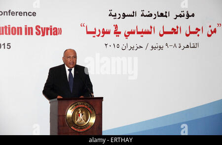 Il Cairo, Egitto. 8 Giugno, 2015. Il ministro degli Affari Esteri egiziano Sameh Shoukry dà il discorso di apertura di una riunione di due giorni con opposizione siriana rappresentanti finalizzati alla formazione di una nuova coalizione come alternativa a un esiliato Western-back alliance su Giugno 8, 2015 nella capitale egiziana, il Cairo. Alcuni 150 delegati partecipare alla riunione in un tentativo di forgiare una nuova e più ampia alleanza contro il presidente Bashar Al-Assad al regime e concordare una roadmap per la fine del conflitto Credito: Amr Sayed/immagini APA/ZUMA filo/Alamy Live News Foto Stock