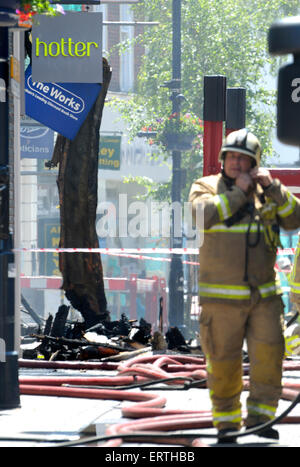 Maidstone, Kent, Regno Unito. 8 Giugno, 2015. Fuoco a 'L'Opera' bookshop in settimana Street, accanto a 'calda' negozio di scarpe. Il fuoco ha cominciato intorno alle 2 del mattino con 90 vigili del fuoco coinvolti durante la notte. I flessibili erano ancora in uso a mezzogiorno e la strada è stato previsto per essere chiuso almeno per il resto del giorno di credito: PjrNews/Alamy Live News Foto Stock