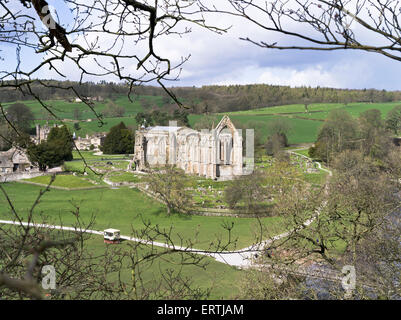 Dh Bolton Abbey WHARFEDALE North Yorkshire Bolton Priory Wharfedale le rovine dell'abbazia Yorkshire Dales Foto Stock