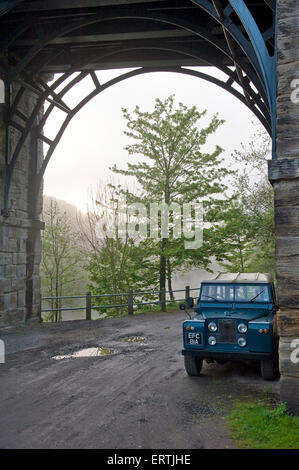 Landrover parcheggio sotto il ponte di ferro sul fiume Severn Shropshire England Regno Unito Europa Foto Stock