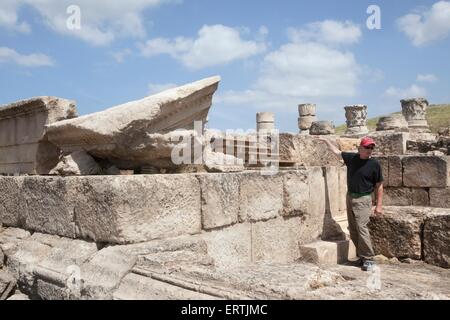 Il Professor J. Andrew Overman da Macalester College a Omrit Historic Site, Israele Foto Stock