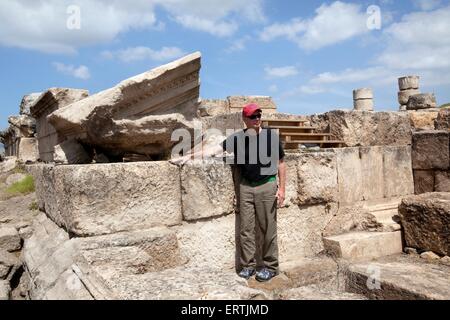 Il Professor J. Andrew Overman da Macalester College a Omrit Historic Site, Israele Foto Stock