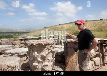 Il Professor J. Andrew Overman da Macalester College a Omrit Historic Site, Israele Foto Stock