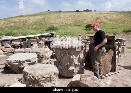 Il Professor J. Andrew Overman da Macalester College a Omrit Historic Site, Israele Foto Stock