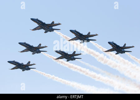 Il Blue Angels dimostrazione di volo squadrone cavalcavia prima del 2015 US Naval Academy graduazione e la messa in funzione di una cerimonia in Annapolis, Maryland. Foto Stock