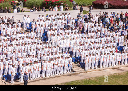 Aspiranti guardiamarina guardando dalle gradinate stand durante il 2015 US Naval Academy cerimonia di laurea. Foto Stock