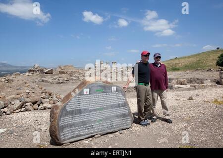 Il Professor J. Andrew Overman da Macalester College e Harry Lerner al Omrit Historic Site, Israele Foto Stock