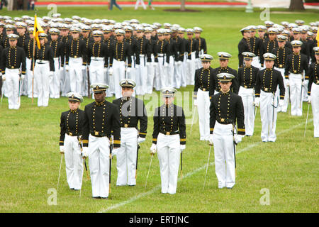 US Naval Academy di cadetti in abito formale stand all attenzione di colore Parade presso Worden campo su 21 Maggio 2015 in Annapolis, Maryland. Foto Stock