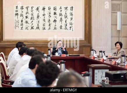 Pechino, Cina. 8 Giugno, 2015. Yu Zhengsheng (C) posteriore, presidente del Comitato nazionale del la Conferenza consultiva politica del popolo cinese, presiede un simposio per sollecitare pareri e suggerimenti da parte dei non-partiti comunisti, All-China Federazione dell industria e del commercio, nonché personaggi senza affiliazione del partito su 'la cinghia e iniziativa su strada e il tredicesimo piano quinquennale di sviluppo, a Pechino, capitale della Cina, Giugno 8, 2015. Credito: Wang Ye/Xinhua/Alamy Live News Foto Stock