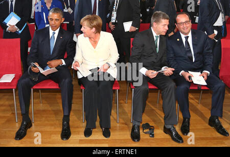 (L-R) U.S. Il presidente Barack Obama, il Cancelliere tedesco Angela Merkel, suo marito Joachim Sauer e Francia il Presidente Francois Hollande assistere ad un concerto dato entro il vertice del G7, in Elmau, Germania, 07 giugno 2015. I capi di Stato e di governo di Stati Uniti, Gran Bretagna, Francia, Germania, Italia, Canada e Giappone - i sette paesi più industrializzati (G7) - si incontrano per discutere di economia globale, nonché di politica estera e di sicurezza e la politica di sviluppo a Castello Elmau, Baviera, il 07 e 08 giugno come il culmine della Germania la presidenza del G7. Foto: Karl-Josef Hildenbrand/dpa Foto Stock