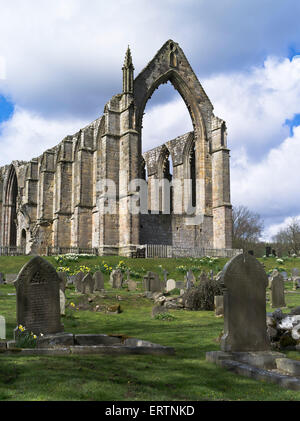 Dh Bolton Abbey WHARFEDALE North Yorkshire Bolton Priory Wharfedale le rovine dell'abbazia Yorkshire Dales cimitero Inghilterra rovina Foto Stock