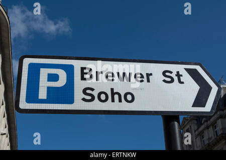 A destra segno di puntamento per parcheggio auto in Brewer street e Soho, Londra, Inghilterra Foto Stock