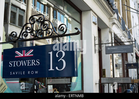 Cartello pubblicitario da appendere con il nome al menswear sarto stowers, Savile Row, Londra, Inghilterra Foto Stock