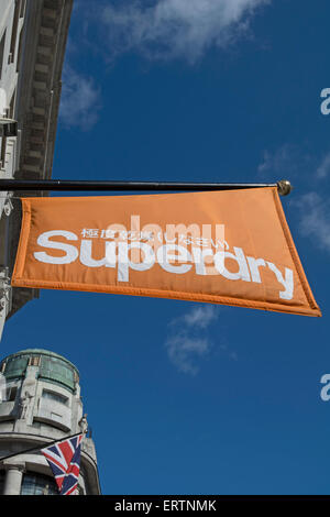 Multilingue segno pensili per una filiale del negozio di abbigliamento superdry, in Regent Street, Londra, Inghilterra Foto Stock