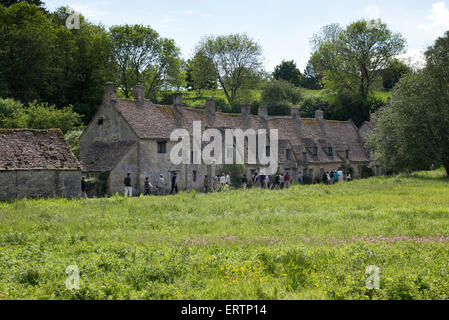 Turisti asiatici nella parte anteriore della fila di Arlington a Bibury, Cotswolds, Gloucestershire, Inghilterra Foto Stock