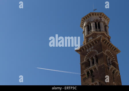 Una vista della Torre dei Lamberti con un aereo che attraversano il cielo, Verona, Italia Foto Stock