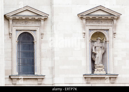 Vecchio tradizionale finestra di bianco classico casa di pietra Foto Stock