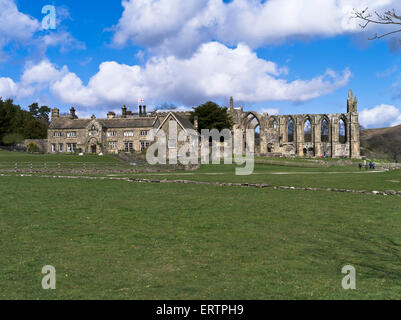 Dh Bolton Abbey WHARFEDALE North Yorkshire Bolton Priory Wharfedale le rovine dell'abbazia Yorkshire Dales Foto Stock