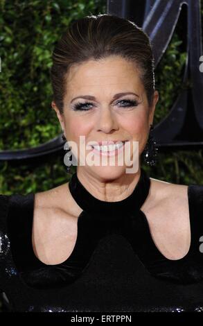 New York, NY, STATI UNITI D'AMERICA. Il 7 giugno, 2015. Rita Wilson presso gli arrivi per la sessantanovesima annuale di Tony Awards 2015, Radio City Music Hall di New York, NY, 7 giugno 2015. Credito: Kristin Callahan/Everett raccolta/Alamy Live News Foto Stock