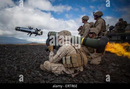 Marines americani fire una spalla ha lanciato la MGF-148 Javelin anti-missile serbatoio durante l'esercizio Viper di lava a Pohakuloa Area Formazione Giugno 1, 2015 in Pohakuloa, Hawaii. Foto Stock