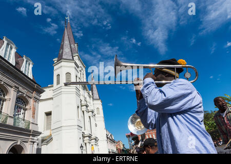 Jazz musicians playing al di fuori di St Louis Cathedral, Jackson Square New Orleans French Quarter, Louisiana, Stati Uniti d'America Foto Stock