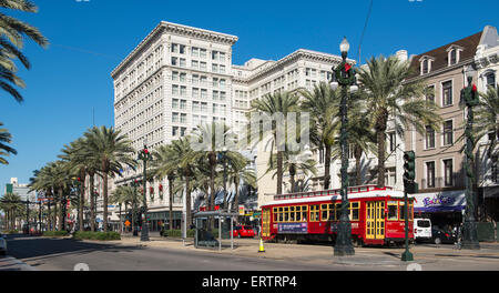 Canal Street, New Orleans French Quarter, Louisiana, Stati Uniti d'America con il tram tram Foto Stock