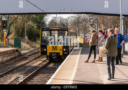 Newcastle Metro treno arrivando in corrispondenza di una stazione, Newcastle Upon Tyne, nel nord est dell'Inghilterra, Regno Unito Foto Stock