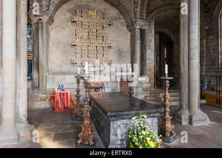 Venerato Beda della tomba di dentro la Cattedrale di Durham, Durham, County Durham, England, Regno Unito Foto Stock
