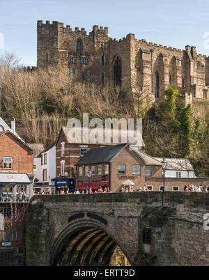 Il castello di Durham Framwellgate affacciato sul ponte sopra il fiume usura, Durham, England, Regno Unito Foto Stock