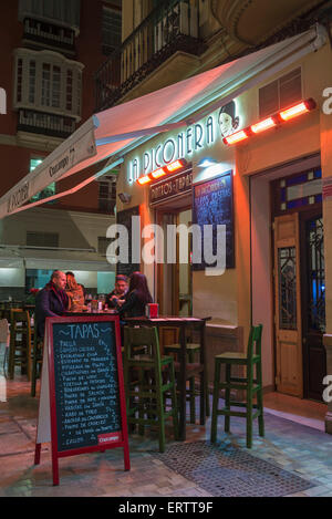Il Tapas bar a Malaga, Costa del Sol, Spagna, Europa di notte Foto Stock