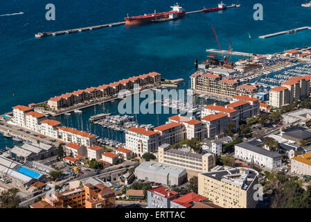 Queensway Quay Marina sul porto di Gibilterra o Porto di Gibraltar, Gibilterra, l'Europa dalla Rocca di Gibilterra Foto Stock