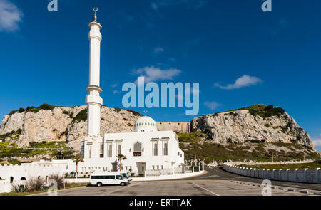 Ibrahim-al-Ibrahim moschea o Re Fahd bin Abdulaziz al-Saud moschea a Gibilterra, l'Europa con la Rocca di Gibilterra dietro Foto Stock