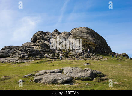 Haytor o fieno Tor rocce con turisti, Dartmoor Devon, Inghilterra, Regno Unito Foto Stock