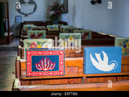 Preghiera ricamato o inginocchiato cuscini / inginocchiatoi all'interno di una chiesa inglese, England, Regno Unito Foto Stock