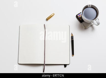 Vista aerea del libro aperto / notebook / diario con le pagine bianche con una tazza di caffè - sale riunioni / ufficio / lavoro / concetto di scrittura Foto Stock