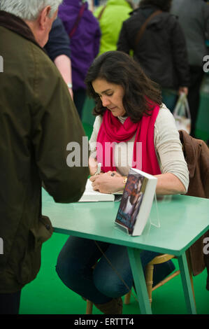 Kamila ha Shamsie romanziere libro firma a Hay Festival 2015 Foto Stock