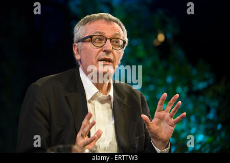 John Gray filosofo politico, autore accademico e parlando sul palco a Hay Festival 2015 Foto Stock