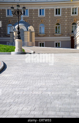 Ingresso da pavimentazione in pietra per la casa con la lanterna Foto Stock