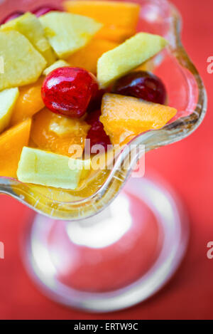 Fresco e salutare una insalata di frutta tropicale servita in un parfait di vetro piatto Foto Stock