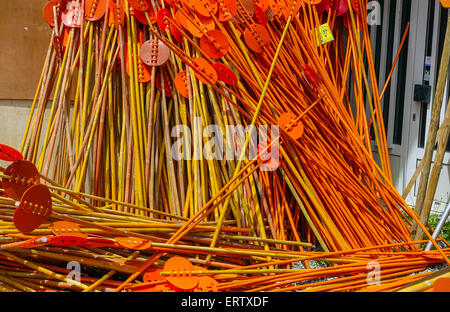 Vivacemente colorata colorata le attrezzature da sci in deposito Foto Stock