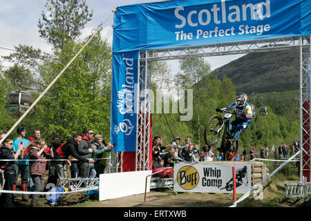 Fort William, Scotland, Regno Unito. Il 7 giugno, 2015. Marcelo Gutierrez Villegas (COL) prende il terzo posto in 4:51,7 nell'Elite mens gara dh durante l UCI Mountain Bike World Cup - Fort William Credito: Dan Cooke/Alamy Live News Foto Stock