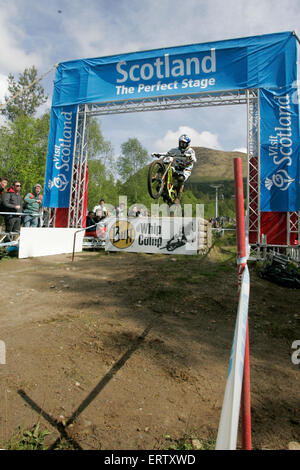 Fort William, Scotland, Regno Unito. Il 7 giugno, 2015. Gee Atherton (GBR) prende il via posto in 4:51,9 nell'elite mens gara dh durante l UCI Mountain Bike World Cup - Fort William m Credito: Dan Cooke/Alamy Live News Foto Stock