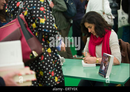 Kamila ha Shamsie romanziere libro firma a Hay Festival 2015 Foto Stock