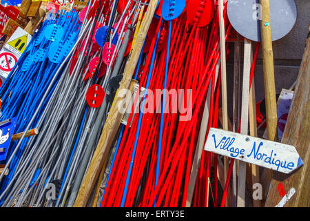 Vivacemente colorata colorata le attrezzature da sci in storage, poli e segni Foto Stock