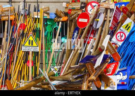 Vivacemente colorata colorata le attrezzature da sci in storage, poli e segni Foto Stock