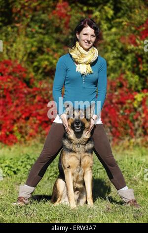 Donna con pastore Foto Stock