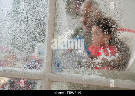 Close up di neve sulla finestra a Natale Foto Stock